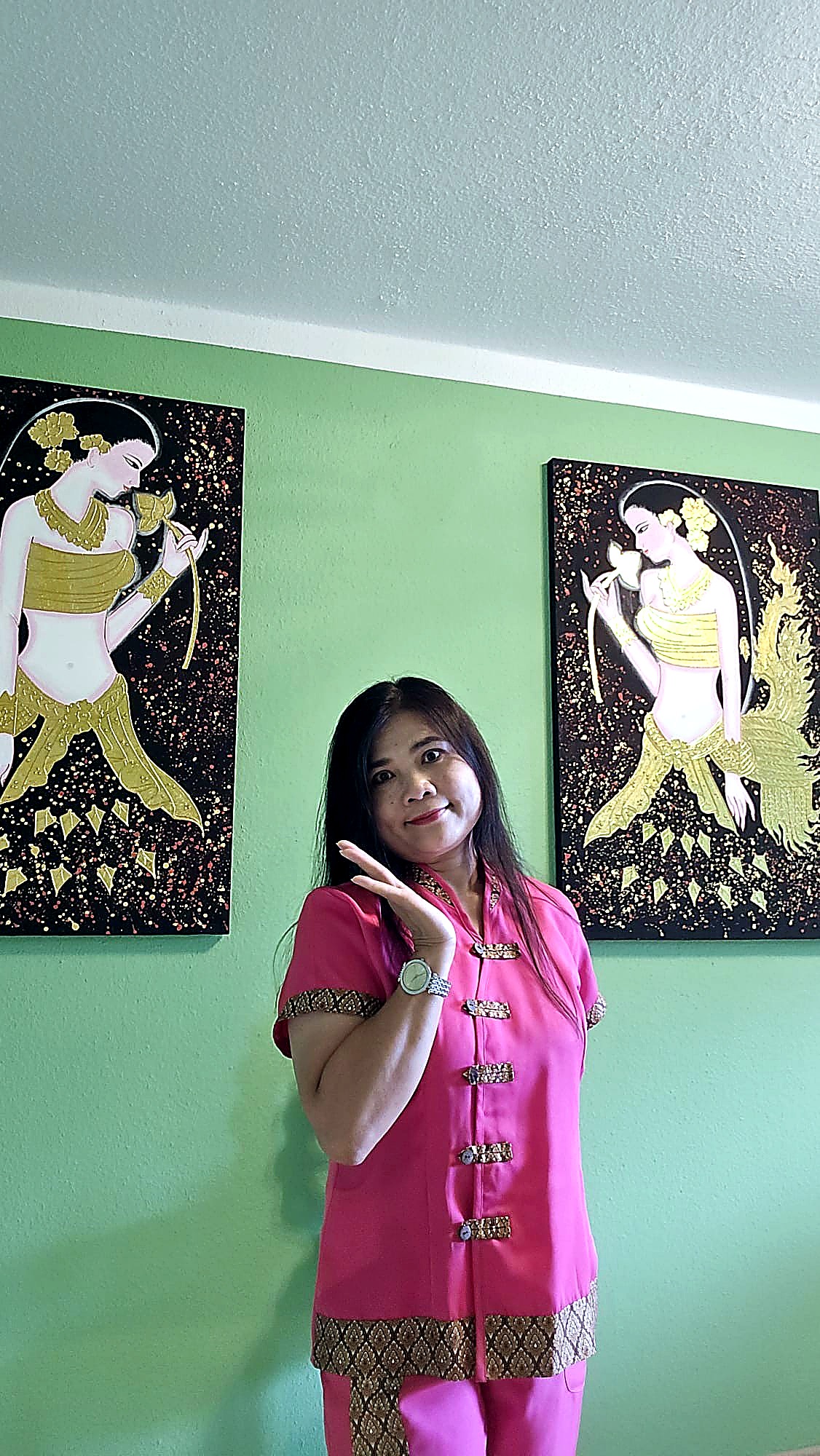 Udom in traditioneller Thai-Kleidung im Studio von UDOM MASSAGE